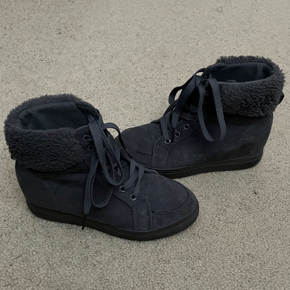Vegan suede ankle boot with faux fur trim, 1.25” hidden heel, 6, great condition